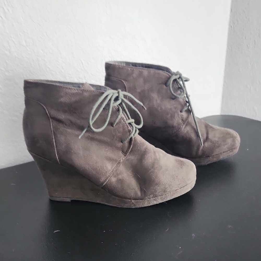 Women's Grey Suede Cityclassified brand Wedge Ankle Boots - Sz 8